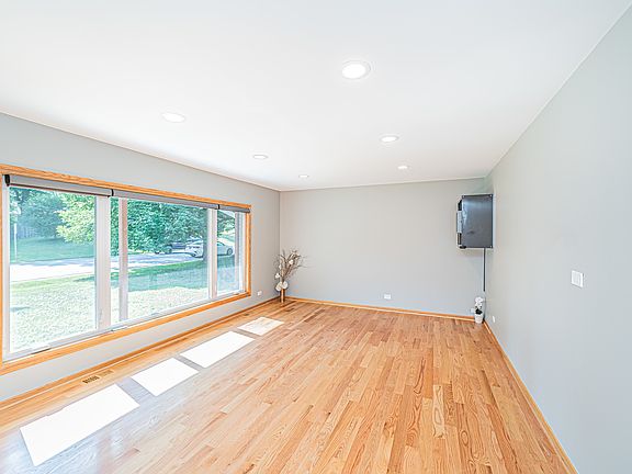 3rd image of 100 Meadowbrook Ln