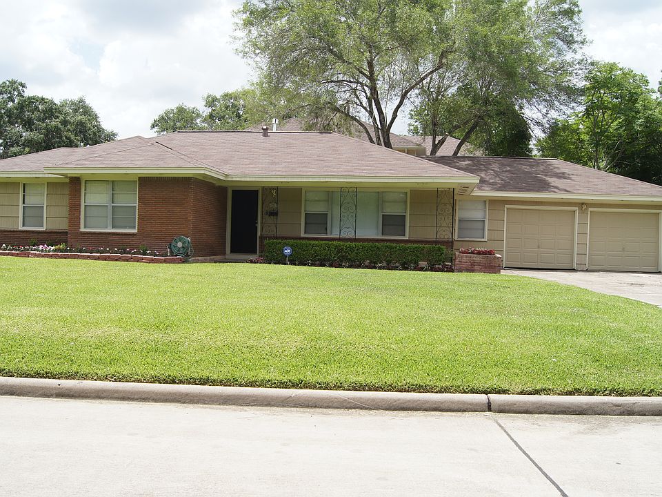 Beautiful Landscaped Large Lot