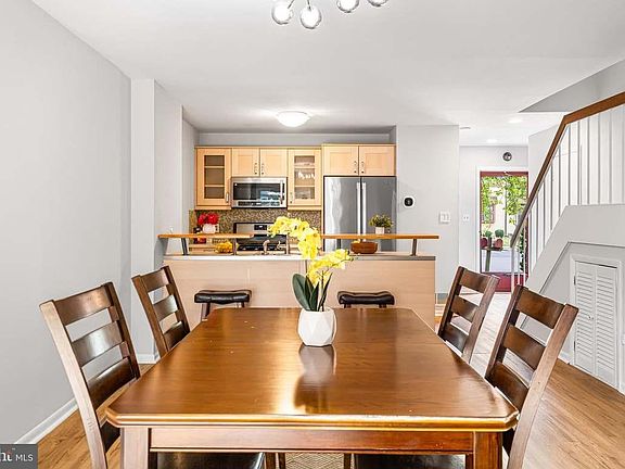 3rd image of 994 Bancroft Pl