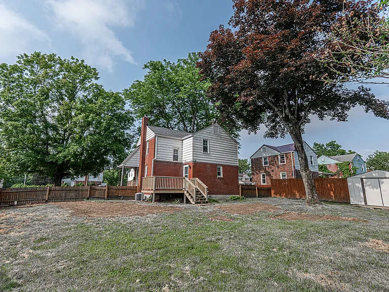 1104 Shadycrest Dr — Photo 32