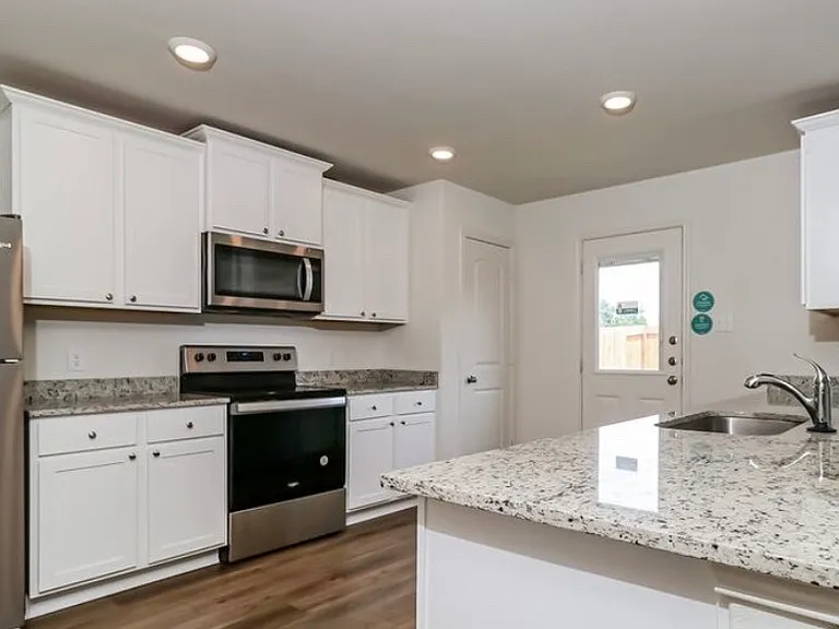 220 Silvercrest Ln — Photo 4