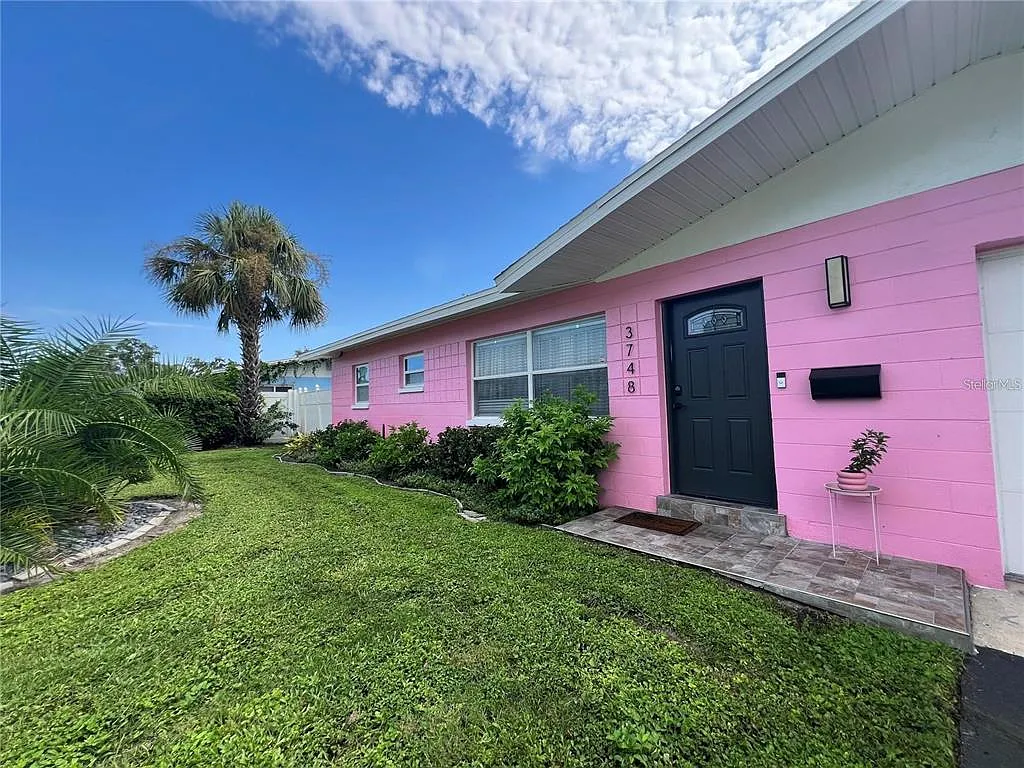 2 bed, 1.0 bath, 920 sqft, $2,900 — Photo 2