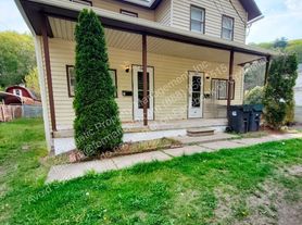 694 W 8th St, 2