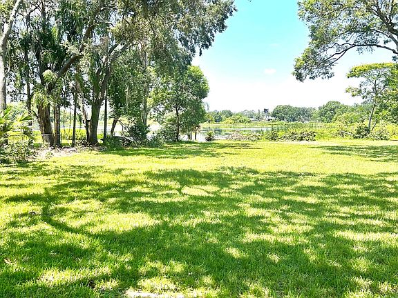 Enormous back yard, lake views
