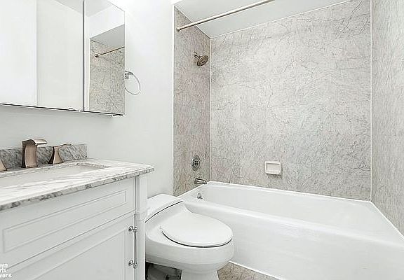 5th image of 235 E 40th St APT 5C