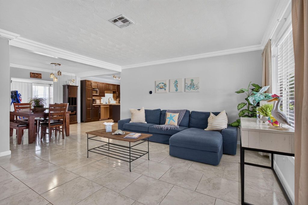 1520 NE 34TH Court, photo 9
