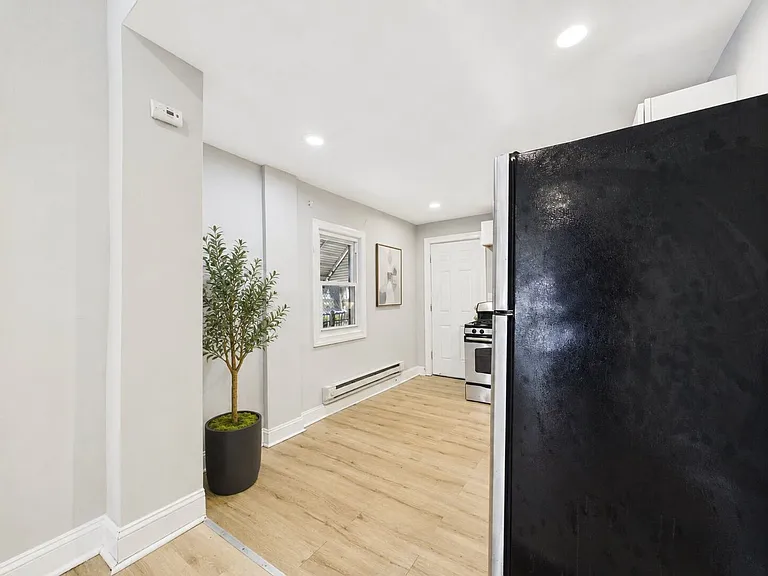 80 E Bringhurst St — Photo 5
