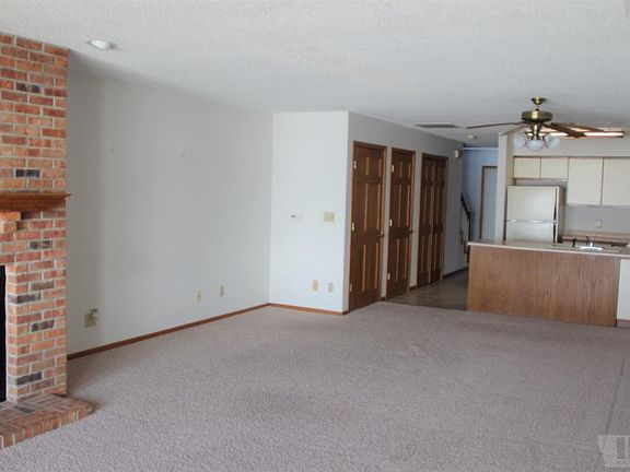 4th image of 467 N Shore Dr APT B