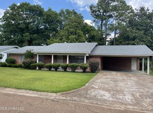 2040 Country Club Dr, Yazoo City, MS 39194