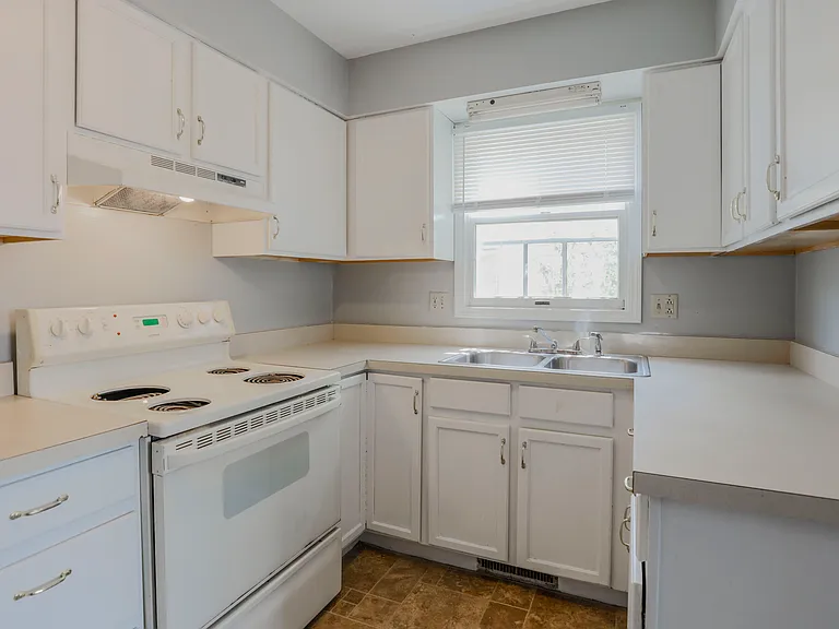 Tippecanoe Drive Apartments — Photo 17