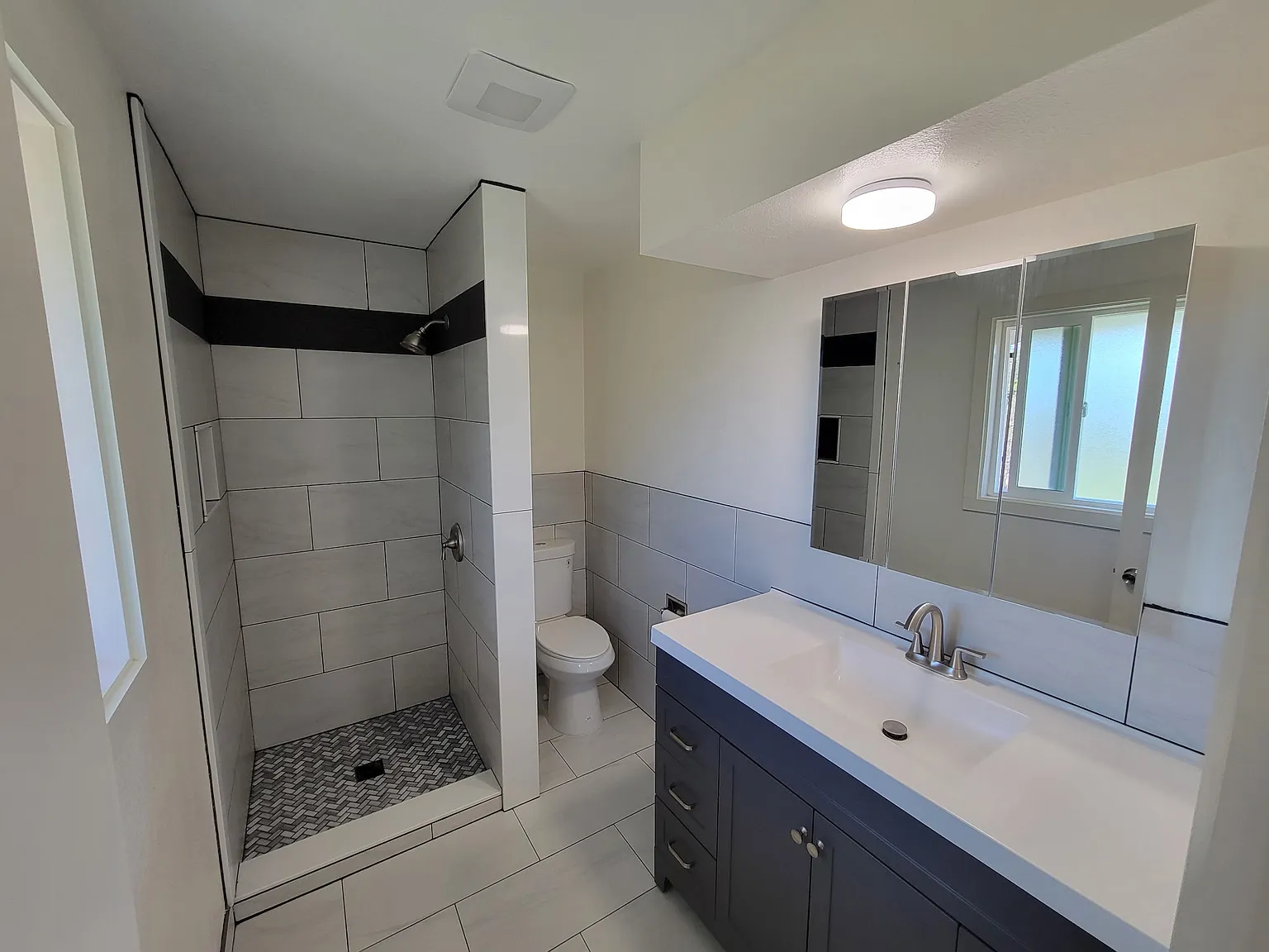 3 bed, 1.5 bath, 2802 sqft, $3,500 — Photo 2