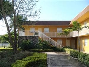5th image of 880 NE 18th Ave APT 16