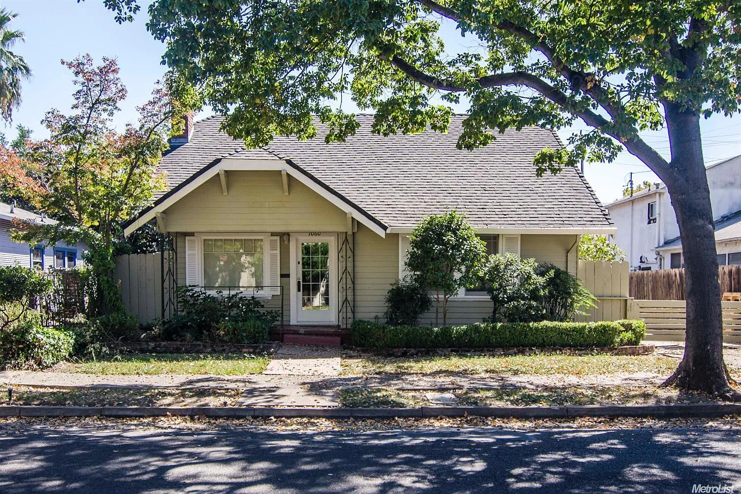 1060 W Elm St photo 1