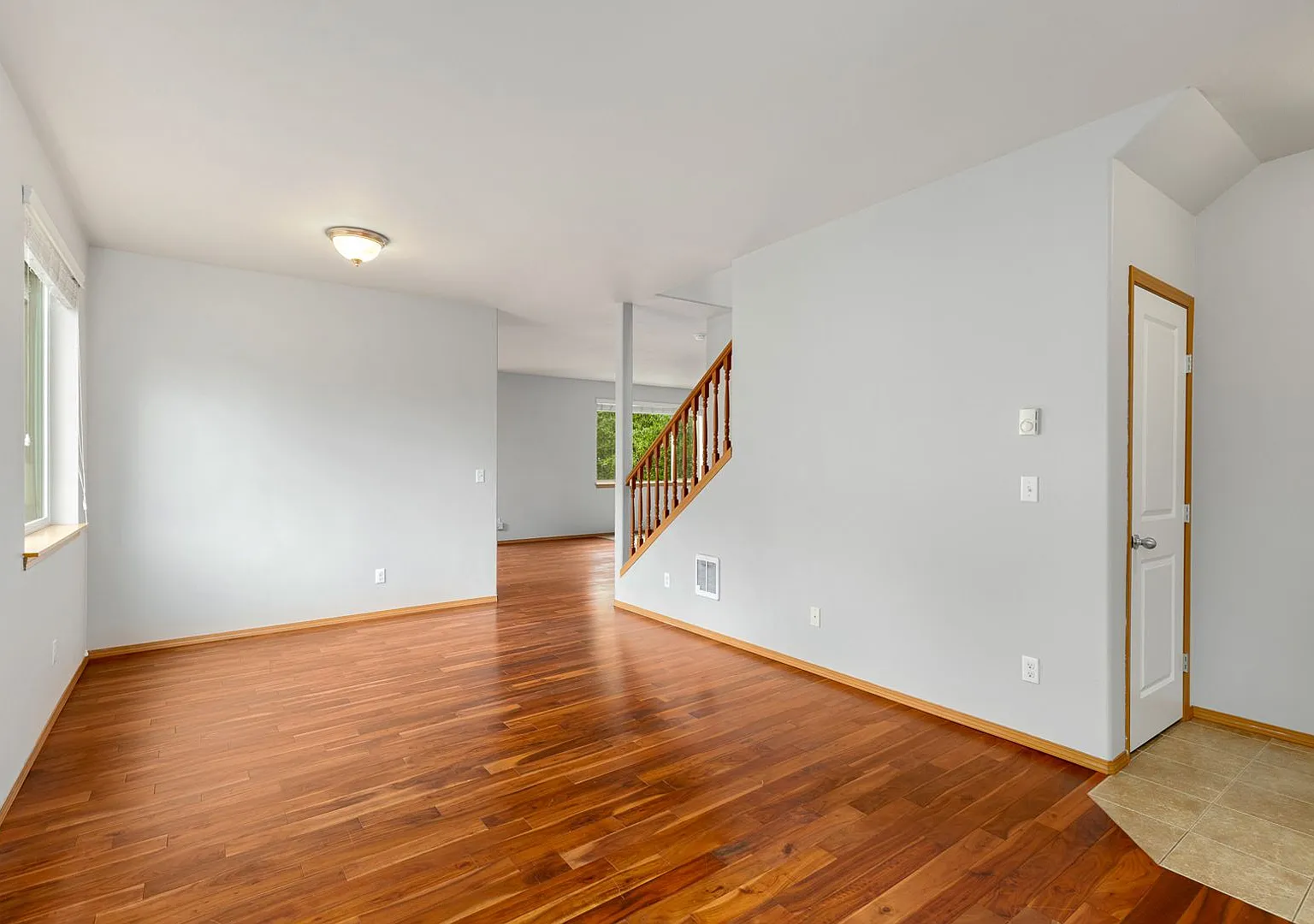 Bothell 4 Bedroom 2.5 Bath - Great Yard 2 Car Garage — Photo 2