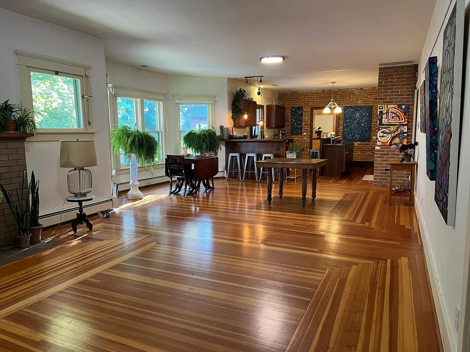 3 bed, 1.5 bath, 1350 sqft, $2,400 — Photo 3