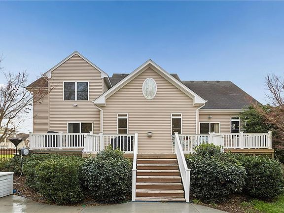 3rd image of 320 Riviara Pl