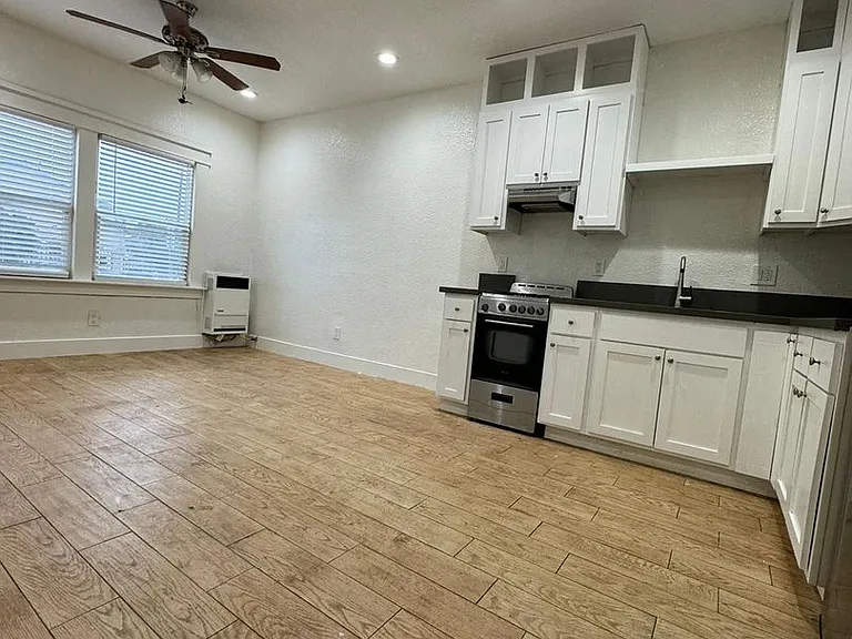 Commercial Suites — Photo 6