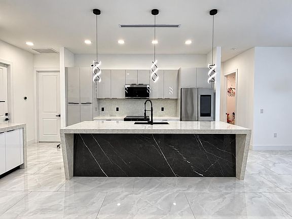 3rd image of 363 PINAFORE Avenue
