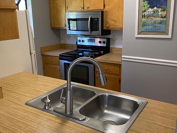 5th image of 304 Whetherbine Way E