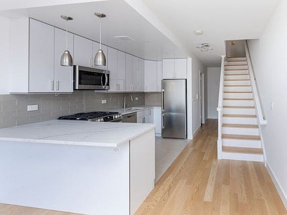 5th image of 201 W 72nd St APT 10O