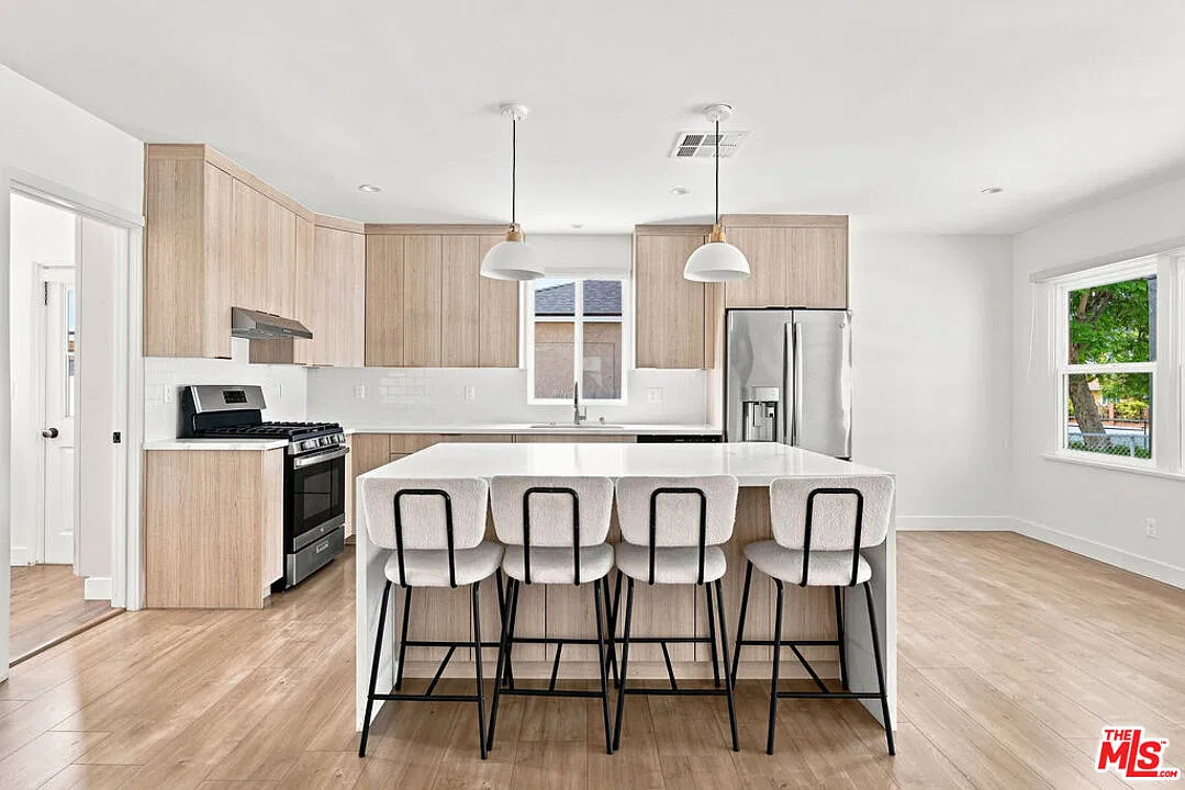 3 bed, 2.0 bath, 1074 sqft, $4,999 — Photo 1