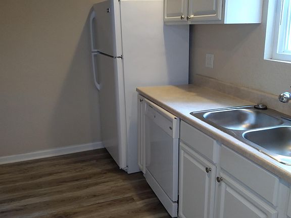 3rd image of 301-2 N Greenbriar Rd