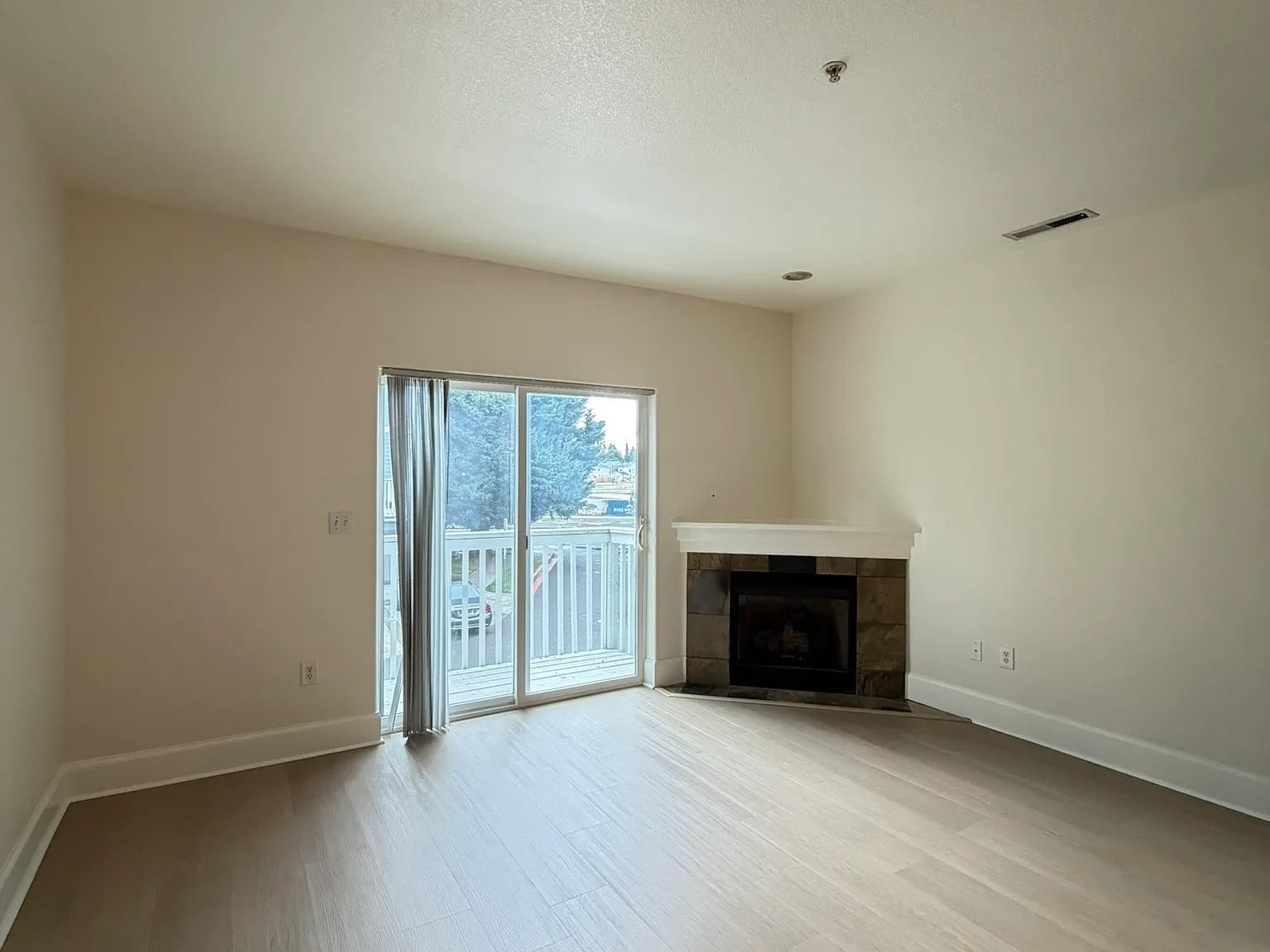 3 bed, 2.5 bath, 1550 sqft, $2,195 — Photo 4