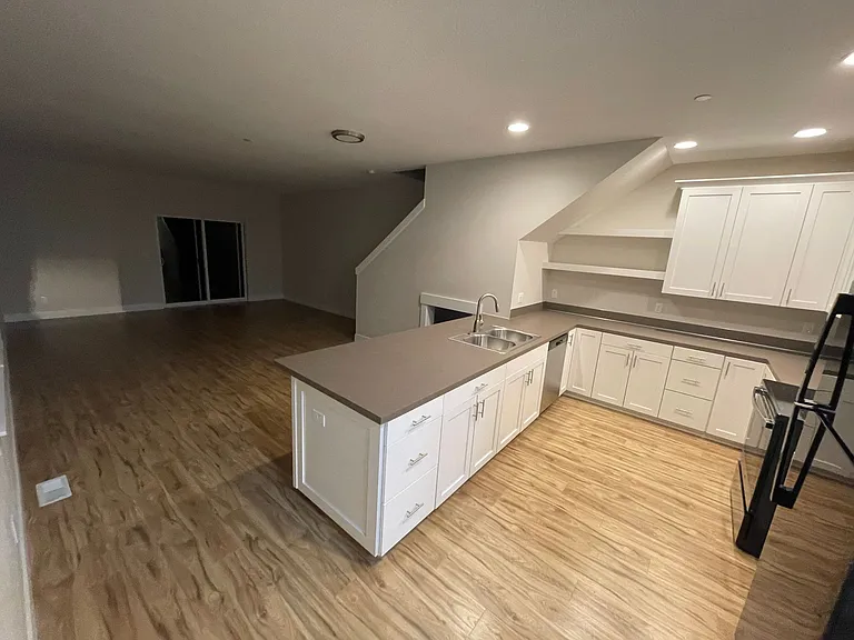 1401 Hardcastle Ave — Photo 11