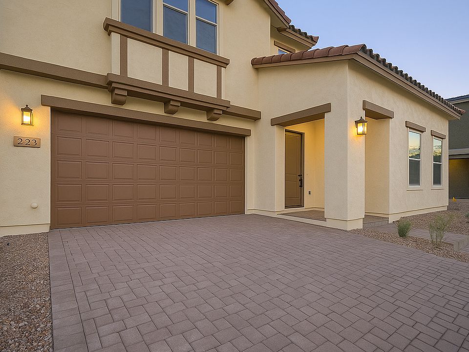 This North Tempe home is secluded yet right in the middle of everything! Next to Scottsdale (one block) 5 Minutes to ASU Tempe Campus, and Luxury shopping + Equisite dining surround you. (PHX) Sky Harbor is super close Family. Schedule your Tour today!