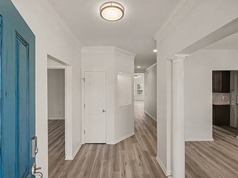 1046 Hemlock Dr — Photo 7