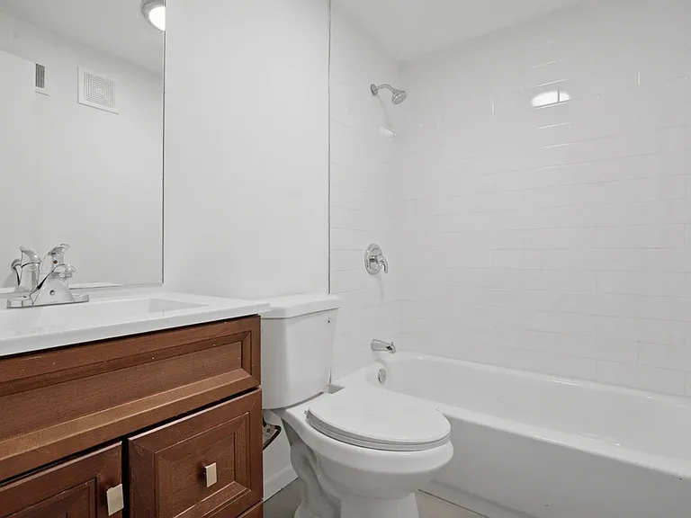 Village in the Park Apartments — Photo 14