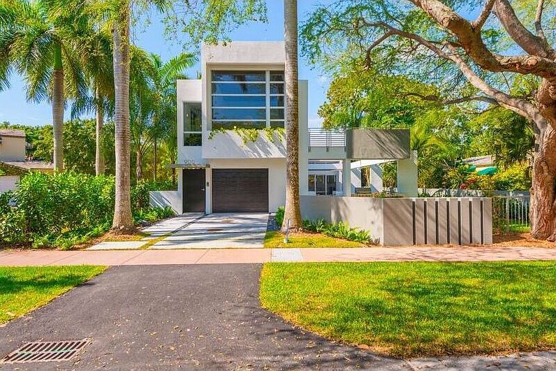 1st image of 900 Calbira Ave