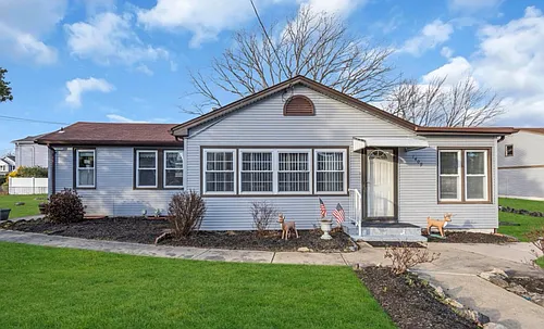 1409 Lawrence Ave Photo 1