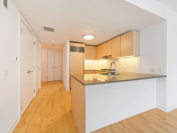 5th image of 301 Mission St APT 8B