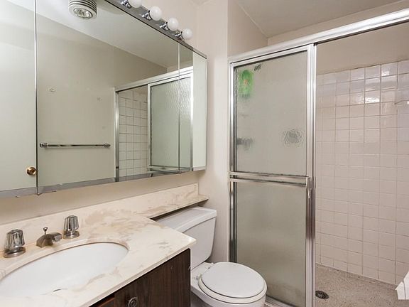4th image of 3930 N Pine Grove Ave #1100