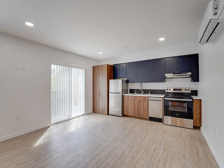 Duplet at Hillcrest | Modern Studio, 1 & 3 Bedroom Apartments — Photo 22