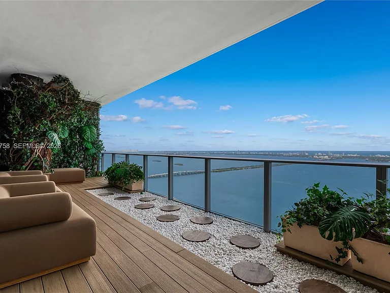 700 NE 24th St #Penthouse 5902 — Photo 3