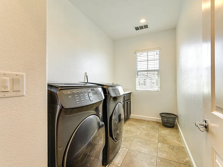 564 E Marcello Ave — Photo 23