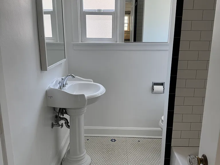 2142 Selby Ave — Photo 8