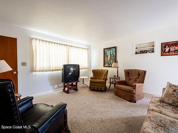 4th image of 1640 Country Ln