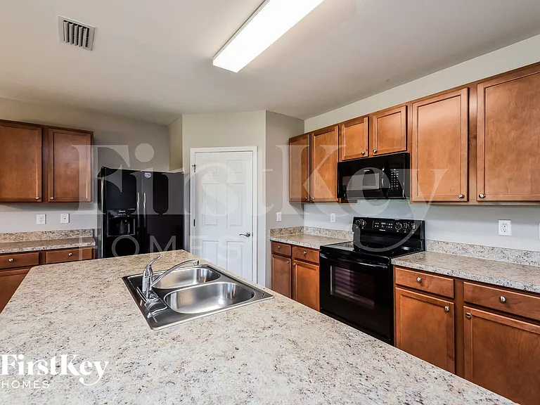 2704 SW 32nd St — Photo 6