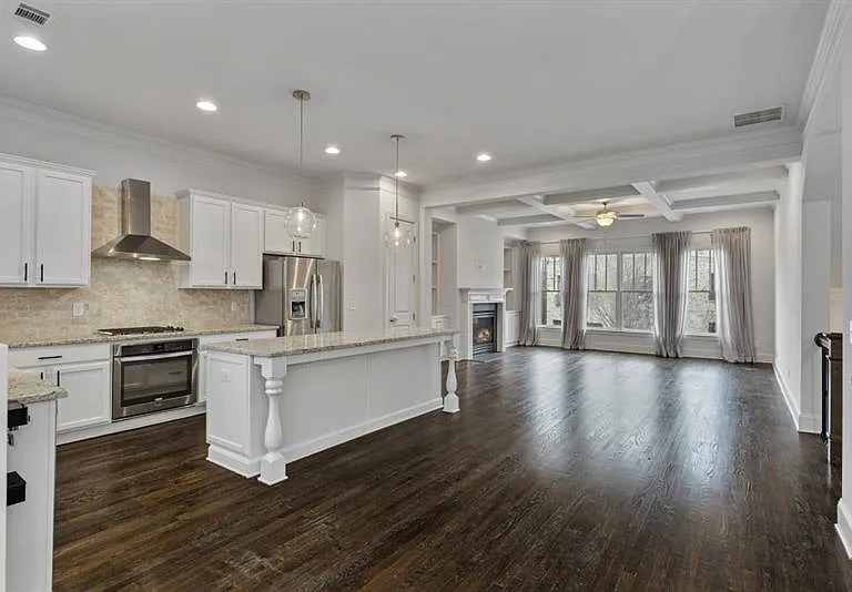 926 Canterbury Ln NE — Photo 12
