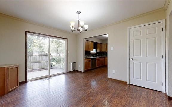3rd image of 300 NW Sherwood Dr