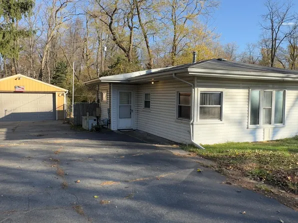 6593 Hamburg Rd, Brighton, MI 48116