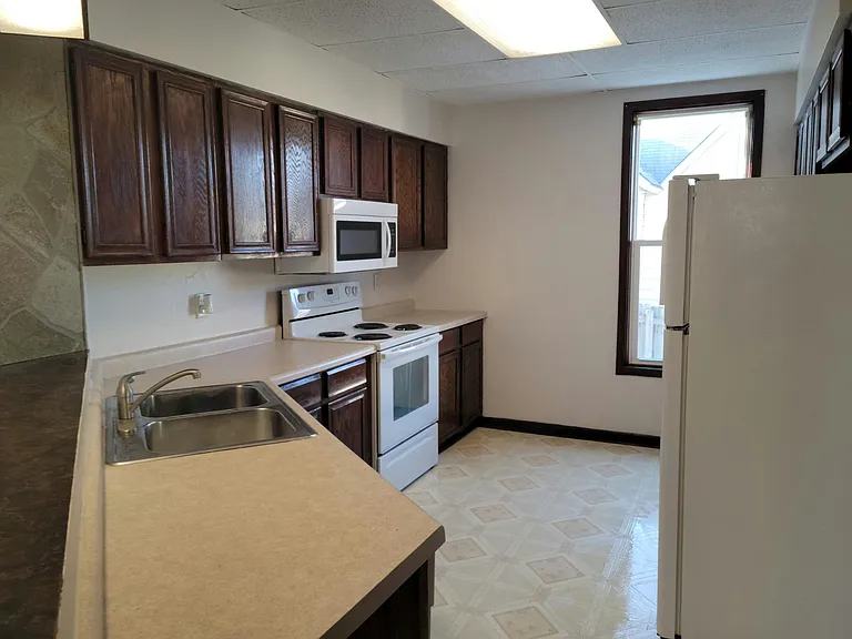 1033 S Park St — Photo 9
