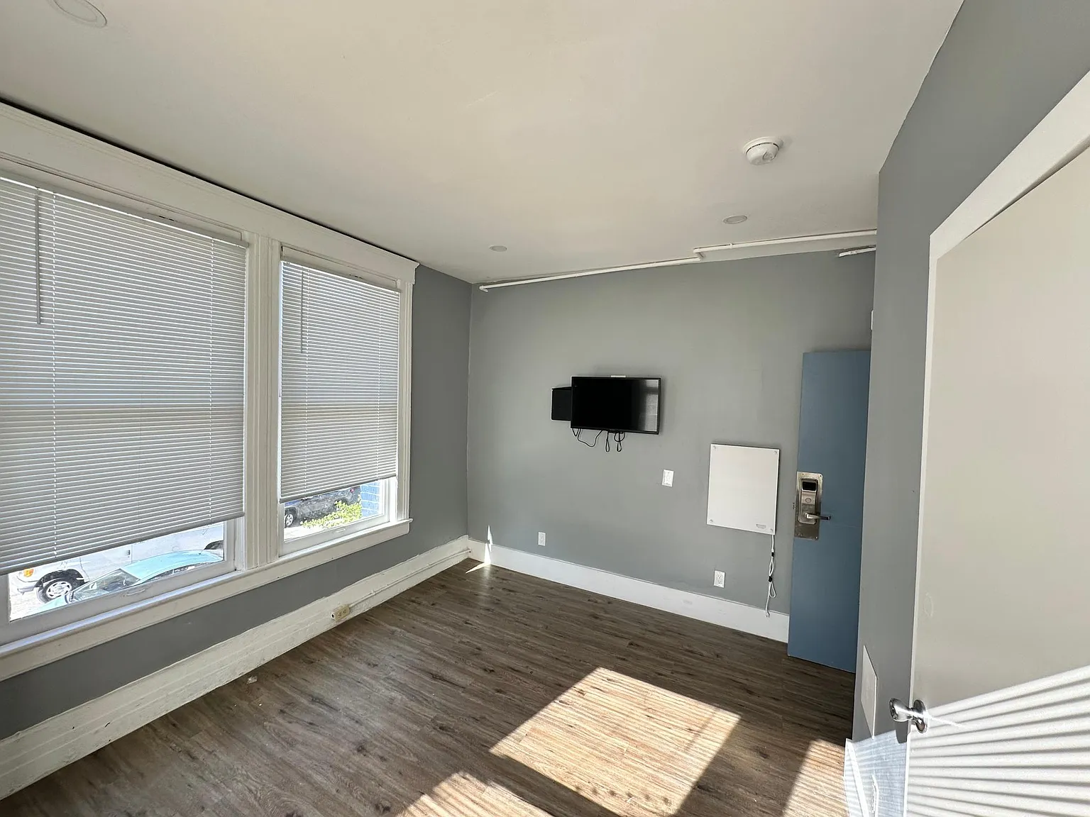 Studio, 5000 sqft, $1,600 — Photo 1
