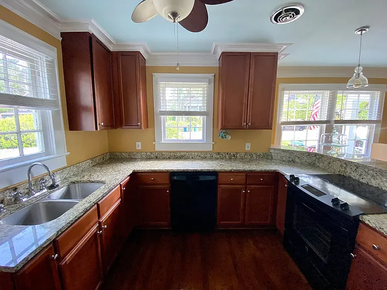 814 Carolina Ave — Photo 10