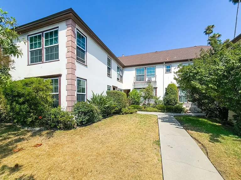 Spacious Studio in the Heart of Los Feliz — Photo 1