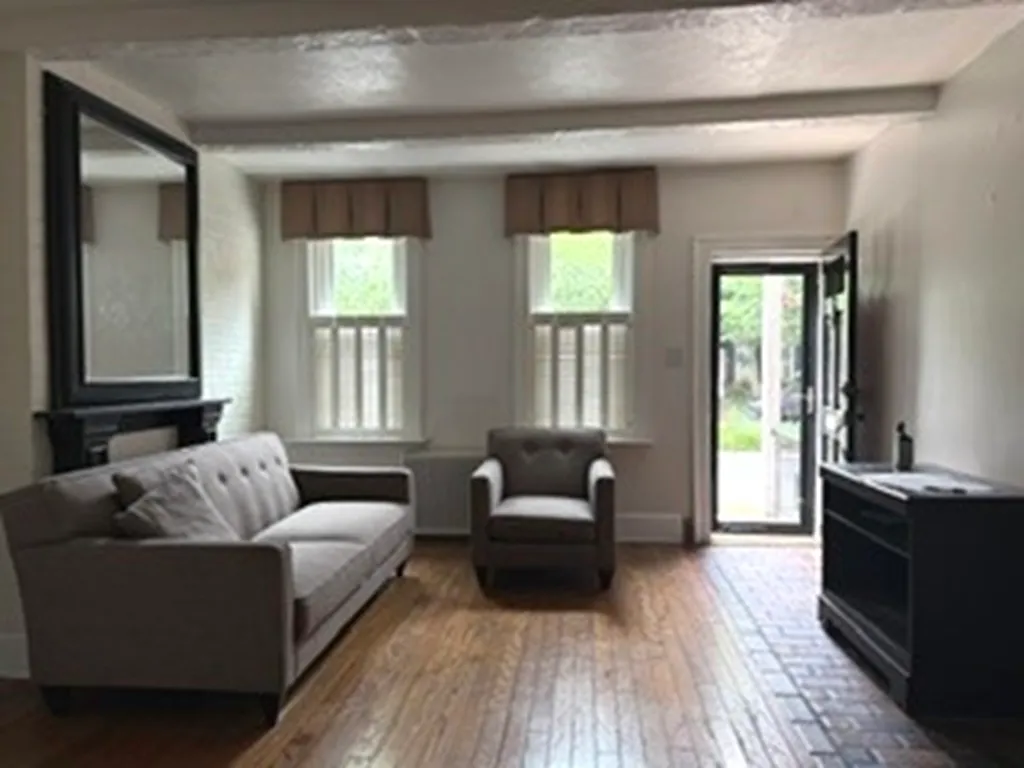 3 bed, 2.5 bath, 1275 sqft, $2,600 — Photo 2