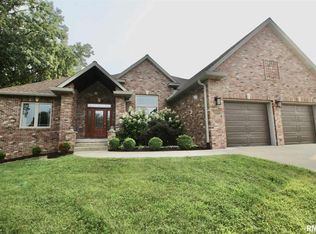 3111 Saint Andrews Dr, Pekin, IL 61554